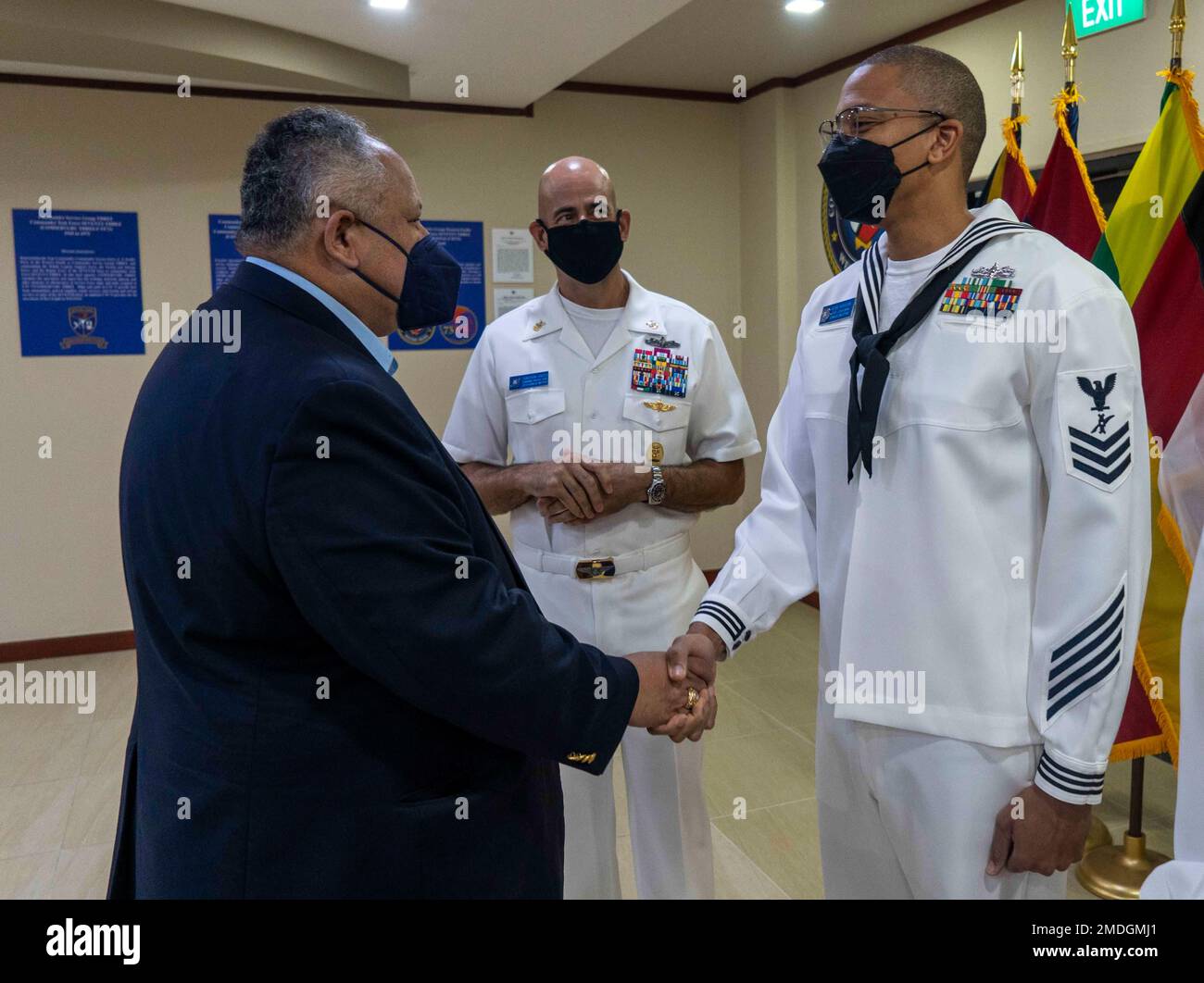 220723-N-JC800-0213 SINGAPUR (23. Juli 2022) – Marinesekretär (SECNAV) Carlos Del Toro trifft sich während eines Besuchs in Singapur mit Legalmen der Klasse 1., Kevin Harrison, dem Befehlshaber der Logistics Group Western Pacific/Task Force 73 (COMLOG WESTPAC/CTF73). Del Toro besuchte uns mit den USA Marinepersonal, Verbündete und Partner der Seeschifffahrt, während Sie in Singapur lokale Regierungsführer besuchen. Der erste Besuch von del Toro in Singapur als SECNAV von 78. verstärkte die bestehenden bilateralen und multilateralen Beziehungen zwischen den USA Marine und Republik Singapur Navy. Stockfoto