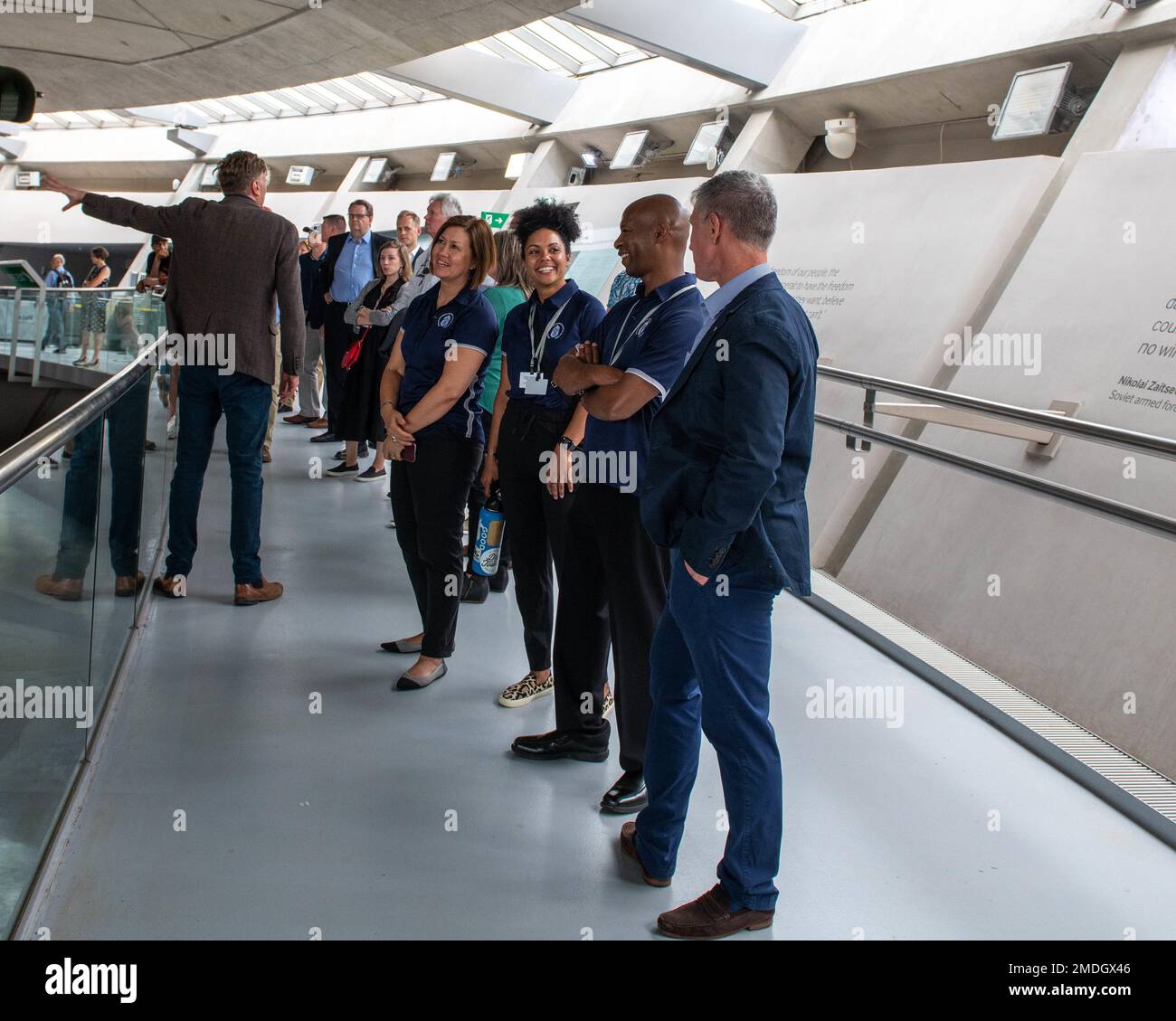 Chefmeisterin der Air Force Joanne S. Bass führt mit Team 19 durch das American Air Museum im Imperial war Museum in Duxford, England, 24. Juli 2022. Die Tour bot Bass die Gelegenheit, sich mit US- und Royal Air Force Airmen, US-Vertretern und britischen Kollegen zu treffen. Stockfoto