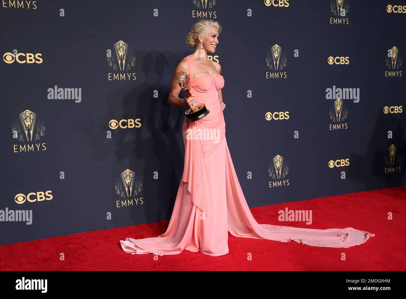 Hannah Waddingham poses for a photo with the award for outstanding supporting actress in a comedy series for "Ted Lasso" at the 73rd Emmy Awards at the JW Marriott on Sunday, Sept. 19, 2021 at L.A. LIVE in Los Angeles. (Photo by Danny Moloshok/Invision for the Television Academy/AP Images) Stockfoto
