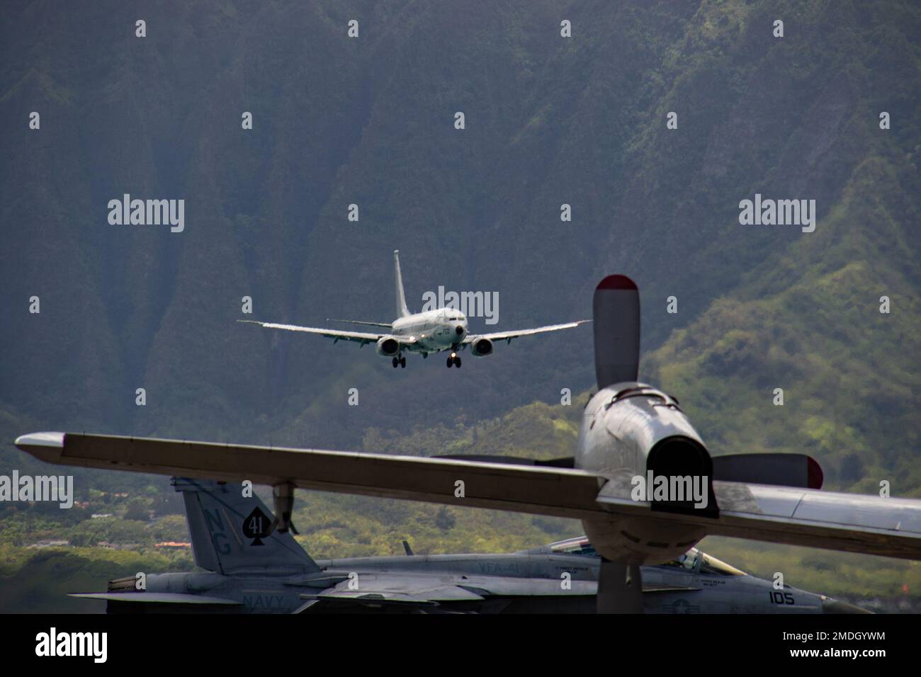 220723-N-WW800-1013 MARINEKORPS-BASIS HAWAII (23. Juli 2022) - Ein P-8A Poseidon, dem Patrouillenschwadron (VP) 47 zugeteilt, bereitet sich auf die Landung auf der Marinekorps-Basis Hawaii während des Pazifikrandes (RIMPAC), Juli 23, vor. Vom 29. Juni bis 4. August 25.000 nehmen an der RIMPAC-Aktion 26 Nationen, 38 Schiffe, 3 U-Boote, mehr als 170 Flugzeuge und Mitarbeiter auf und um die hawaiianische Insel und Südkalifornien Teil. RIMPAC ist die weltweit größte internationale Seefahrt-Übung und bietet eine einzigartige Ausbildungsmöglichkeit und fördert und pflegt gleichzeitig die kooperativen Beziehungen zwischen den Teilnehmern Stockfoto