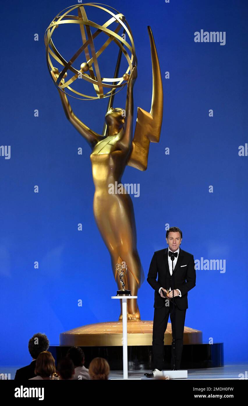Ewan McGregor accepts the award for outstanding lead actor in a limited or anthology series or movie for "Halston" at the 73rd Emmy Awards on Sunday, Sept. 19, 2021 at the Event Deck at L.A. LIVE in Los Angeles. (Photo by Phil McCarten/Invision for the Television Academy/AP Images) Stockfoto