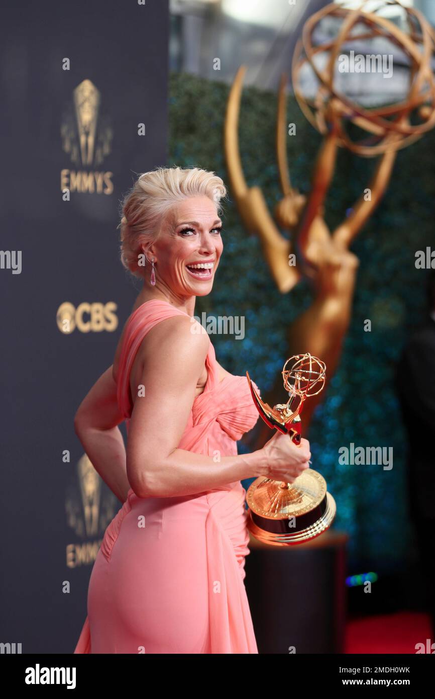Hannah Waddingham poses for a photo with the award for outstanding supporting actress in a comedy series for "Ted Lasso" at the 73rd Emmy Awards at the JW Marriott on Sunday, Sept. 19, 2021 at L.A. LIVE in Los Angeles. (Photo by Danny Moloshok/Invision for the Television Academy/AP Images) Stockfoto