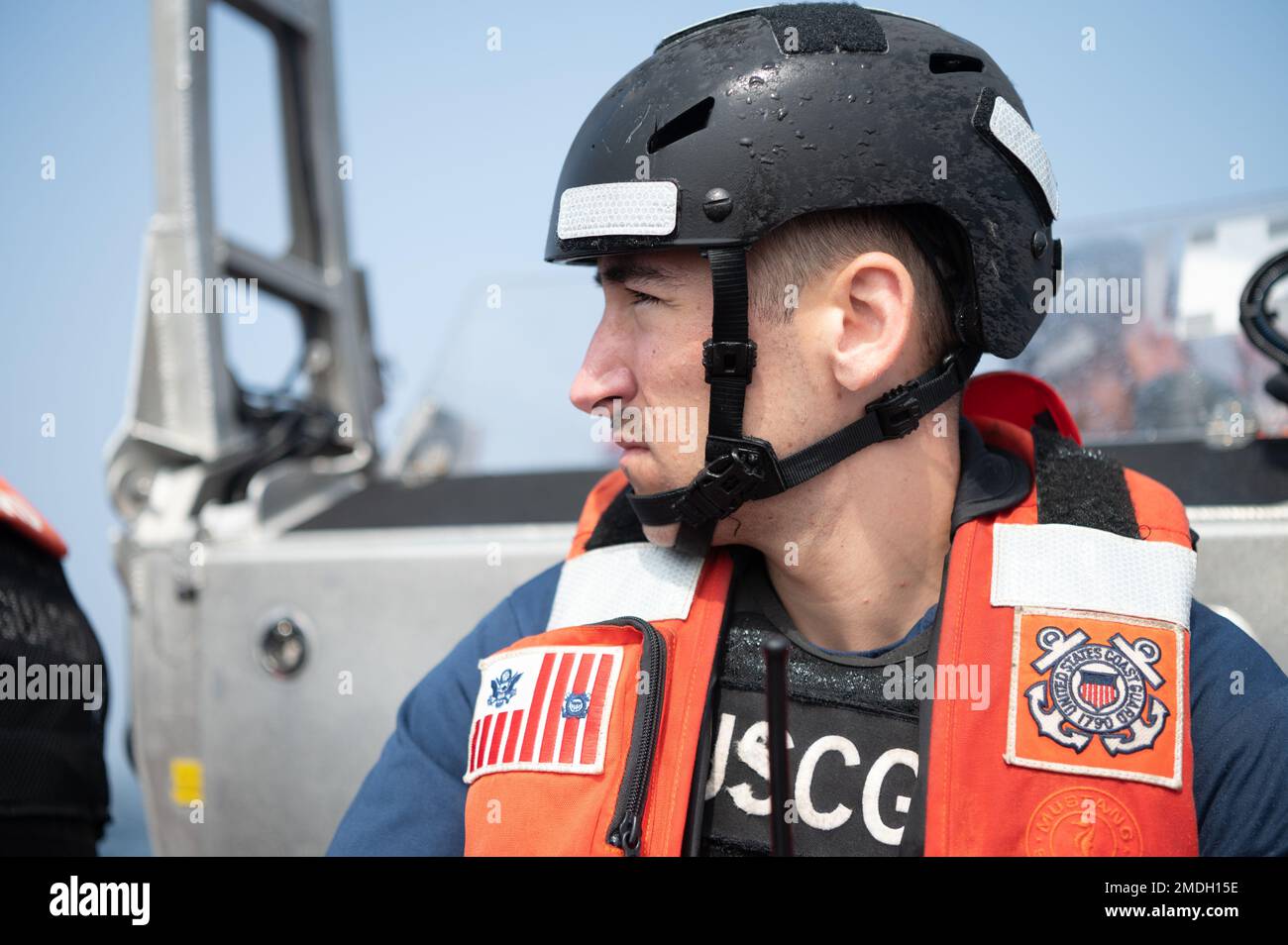 USA Küstenwache Ens. Kyle Morley, ein kommissionierter Offizier an Bord des USCGC Bear (WMEC 901), blickt nach außen, während er auf einem 26 Meter über dem Horizon kleinen Boot für Strafverfolgungseinsätze am Atlantischen Ozean unterwegs ist, am 23. Juli 2022. Der Bär und seine Besatzung setzen sich zusammen mit seinen Partnerländern zur Unterstützung der Organisation für die Fischerei im Nordatlantik, zur Abschreckung der illegalen Fischerei und zur Sensibilisierung für den maritimen Bereich ein. Stockfoto