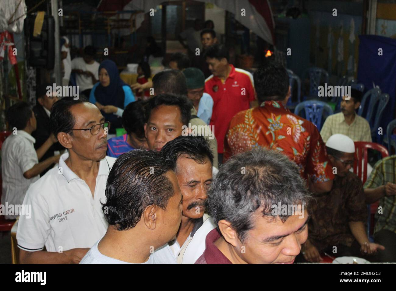 Jakarta, Indonesien - 12 14 2019: Begeisterte Menschen versammeln sich, um die Wahl eines neuen Hauptbürgers zu erleben Stockfoto