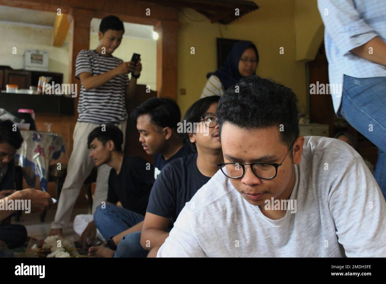 Jakarta, Indonesien - 02 24 2020: Junge Menschen, die sich während der Collegeferien versammeln Stockfoto