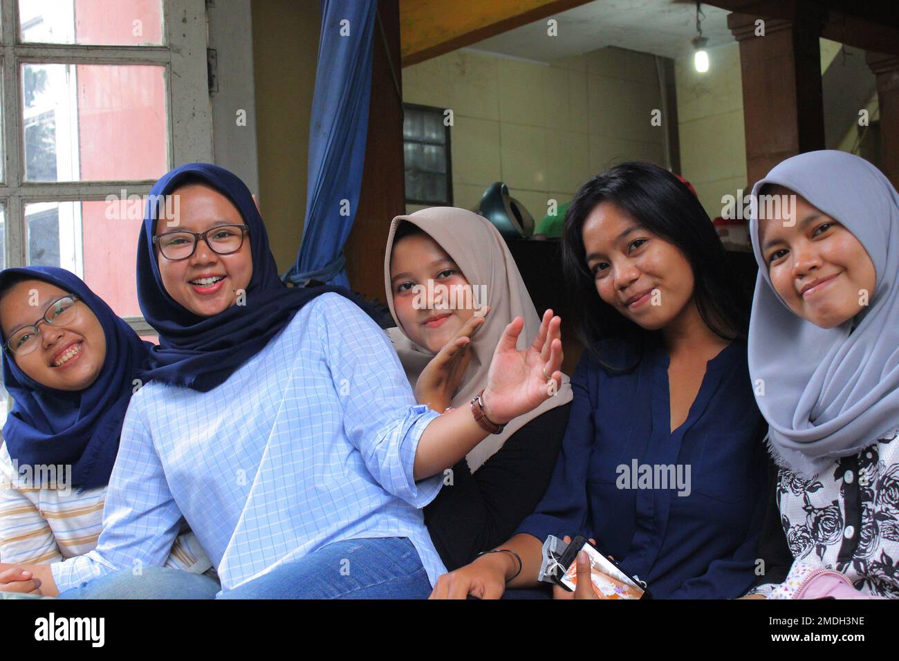 Jakarta, Indonesien - 02 24 2020: Ausdruck von Hijab-Frauen, die sich versammeln und glücklich aussehen Stockfoto
