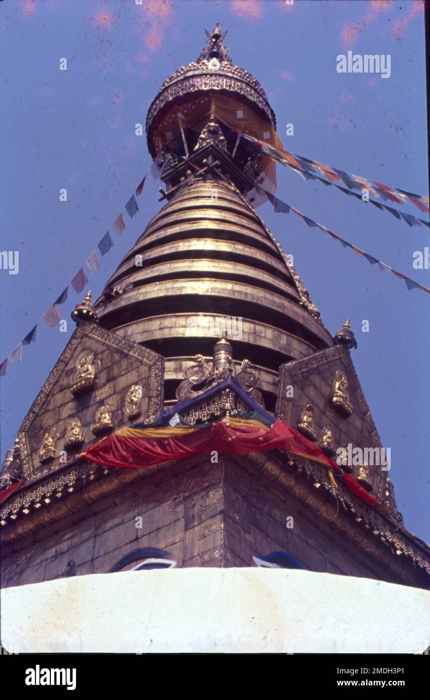 Diese buddhistische Anlage ist eine sehr alte religiöse Stätte und verfügt über eine berühmte Stupa, Tempel und viele Schreine. Swayambhu ist ein alter religiöser Komplex auf einem Hügel im Kathmandu-Tal, westlich der Stadt Kathmandu. Der tibetische Name für die Stätte bedeutet „Sublime Trees“ Swayambhu bedeutet wörtlich „selbst existierende Bäume“. Es soll bis 460 n. Chr. datiert sein, wurde es von König Manadeva und im 13. Jahrhundert, Swayambhunath, erbaut: Der selbstbegründete Gott. Dieser Stupa gilt als einer der heiligsten Stupas für die buddhisten und ist einer der größten Stupas der Welt. Stockfoto