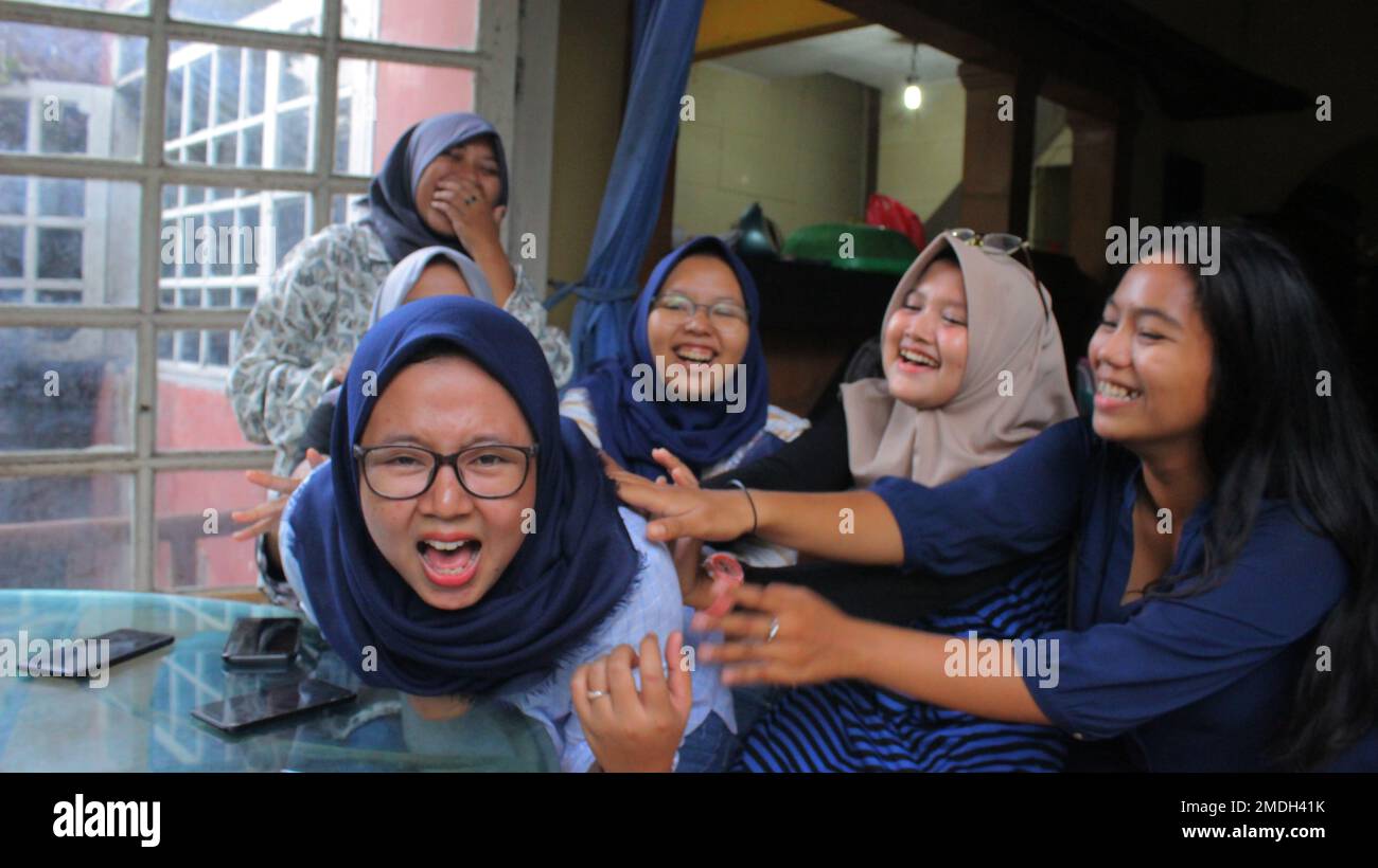 Jakarta, Indonesien - 02 24 2020: Frauen im Hijab, die zusammen lachen, wenn sie sich versammeln Stockfoto