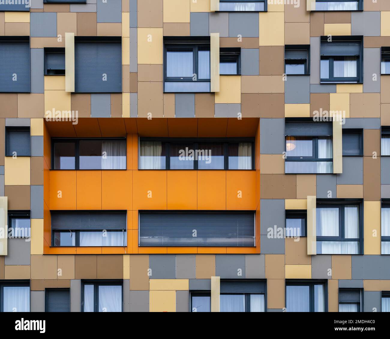 Landschaftsblick auf die farbenfrohe geometrische Fassade des Appartementgebäudes mit moderner Architektur, Montpellier, Frankreich Stockfoto
