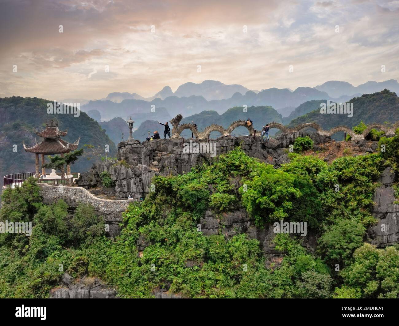 Unglaubliche riesige Drachenstatue am Aussichtspunkt Hang Mua Stockfoto
