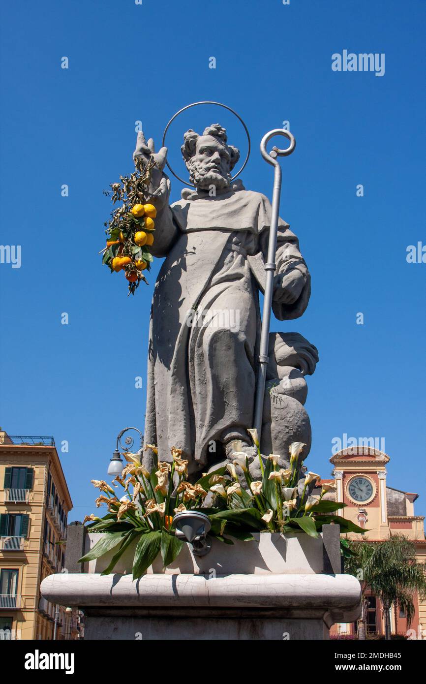 Statue des Heiligen Antoninus auf der piazza im Zentrum von Sorrent, Italien Stockfoto