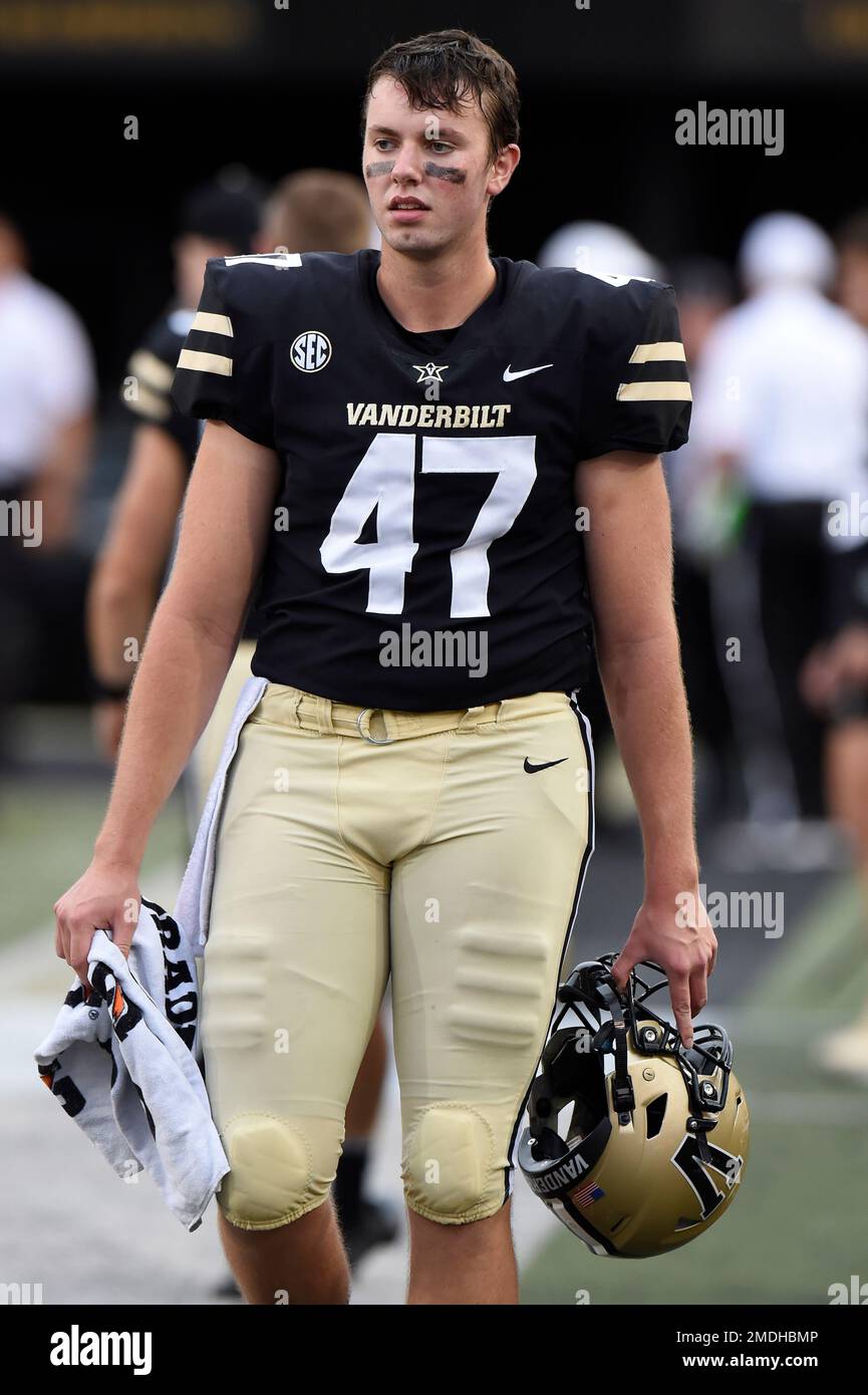 Vanderbilt long snapper Wesley Schelling (47) plays against Stanford in the first half of an NCAA college football game Saturday, Sept. 18, 2021, in Nashville, Tenn. (AP Photo/Mark Zaleski) Stockfoto