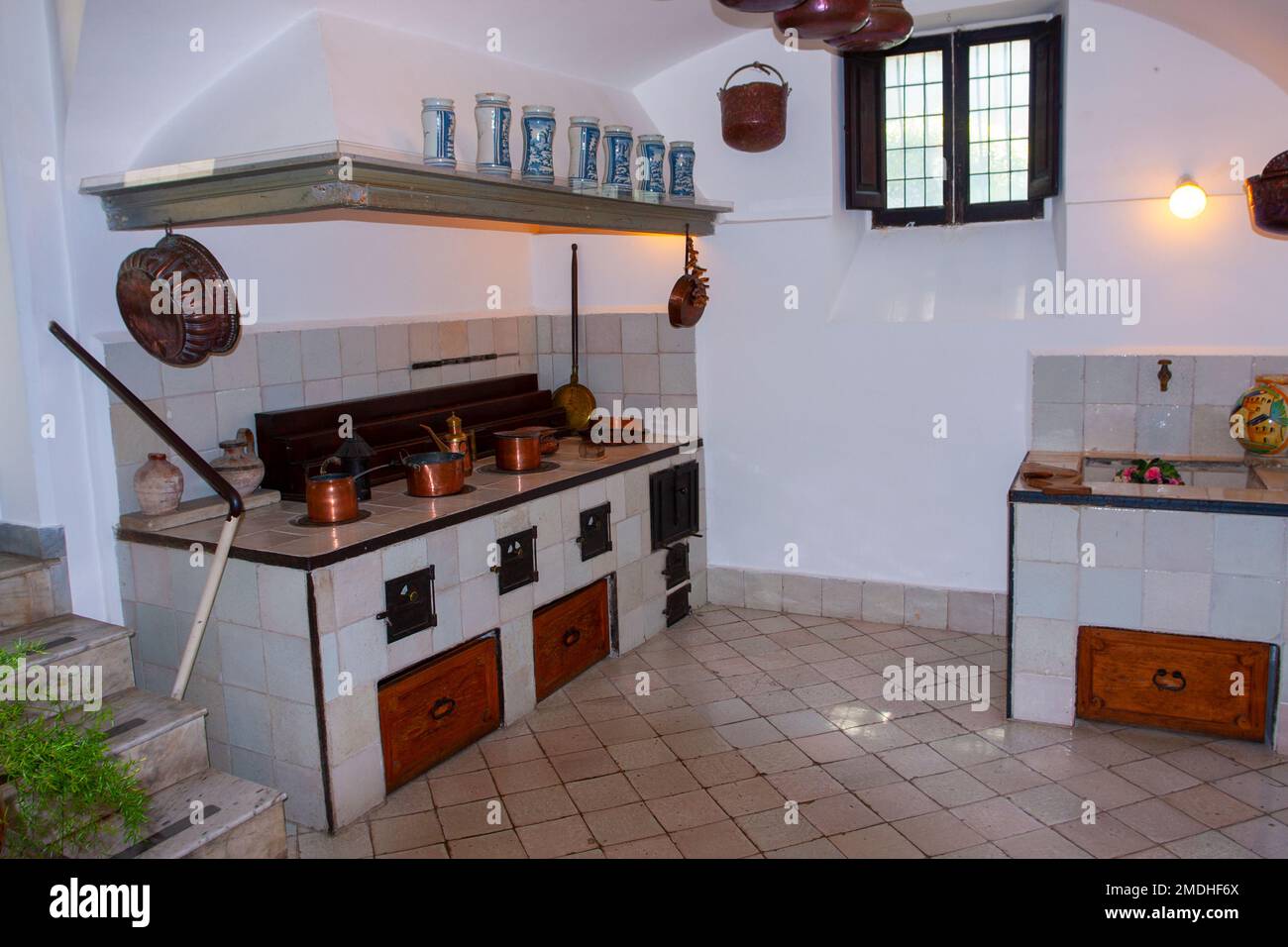 Die Küche in der Villa San Michele ist das Lebenswerk des schwedischen Arztes und Autors Axel Munthe (1857-1949) auf der Insel Capri. Es ist umgeben von B. Stockfoto Die Küche in der Villa San Michele ist das Lebenswerk des schwedischen Arztes und Autors Axel Munthe (1857-1949) auf der Insel Capri. Es ist umgeben von B. Stockfoto