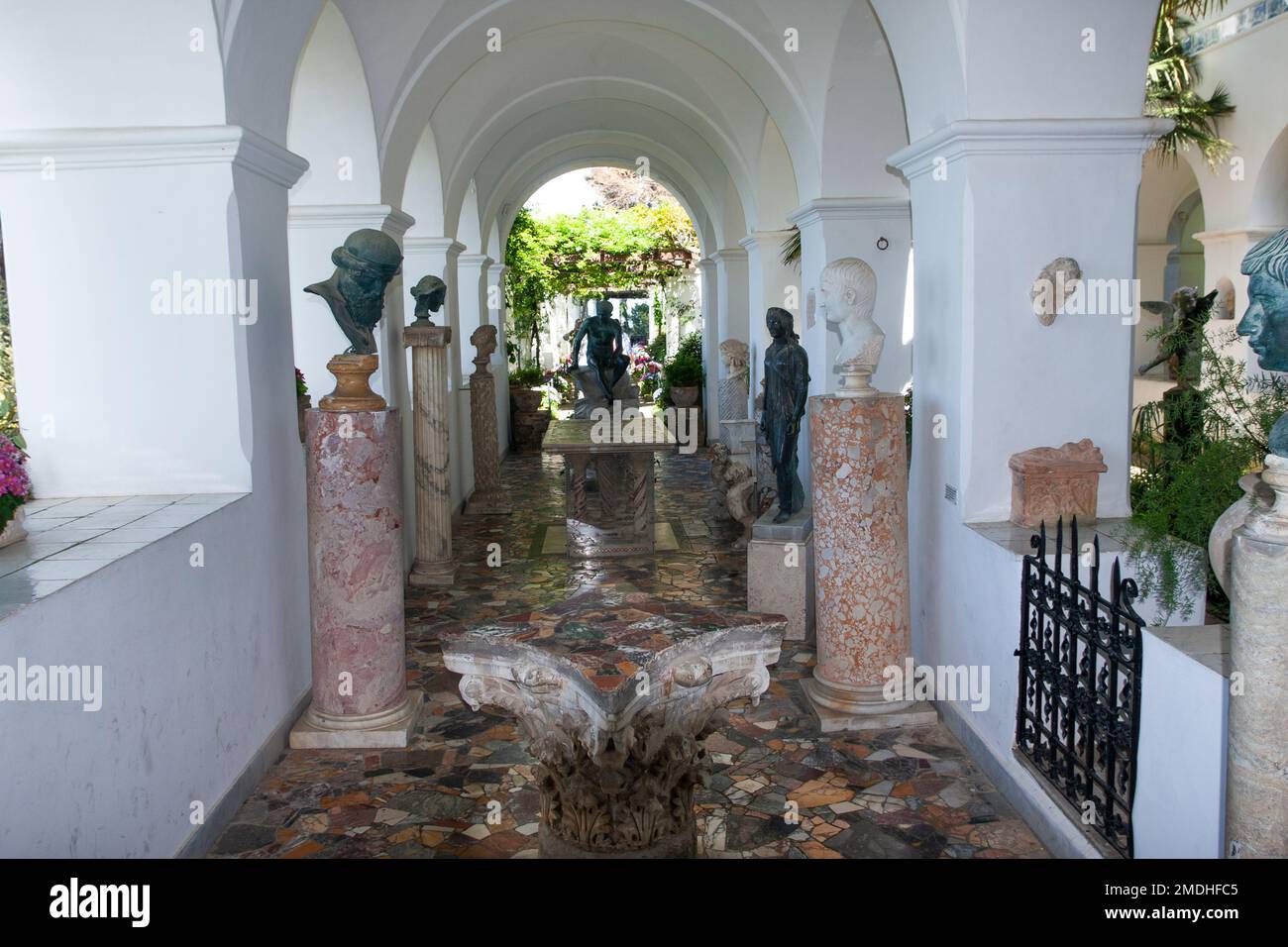 Villa San Michele ist das Lebenswerk des schwedischen Arztes und Autors Axel Munthe (1857-1949) auf der Insel Capri. Es ist von einem Impuls umgeben Stockfoto Villa San Michele ist das Lebenswerk des schwedischen Arztes und Autors Axel Munthe (1857-1949) auf der Insel Capri. Es ist von einem Impuls umgeben Stockfoto