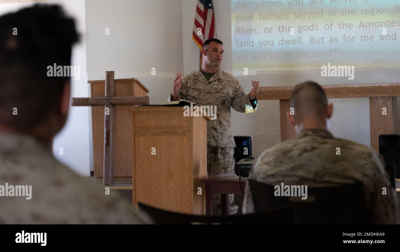 USA Navy LT. Jason McDonnell, der Kaplan des Bataillons für Combat Logistics Battalion 453, Combat Logistics Regiment 4, 4. Marine Logistics Group, aus Phoenix, Arizona, bietet religiöse Dienstleistungen für die USA an Marines und Matrosen, die der Marine Air Ground Task Force 23 während der Integrierten Übungsübung (ITX) 4-22, in der Kapelle der Wüste, Marine Corps Air-Ground Combat Center, Twentynine Palms, Kalifornien, 24. Juli 2022 zugeteilt wurden. USA Navy-Kaplan und religiöse Programmspezialisten bieten religiöse und spirituelle Unterstützung für MAGTF-23 durch religiöse Dienste und Kreise auf dem Schlachtfeld, ensuri Stockfoto