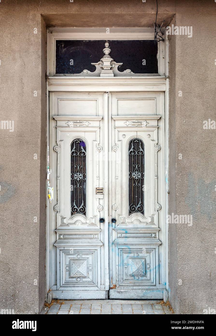 Verwitterte Holztür im Stadtzentrum von Odesa, Ukraine. Stockfoto