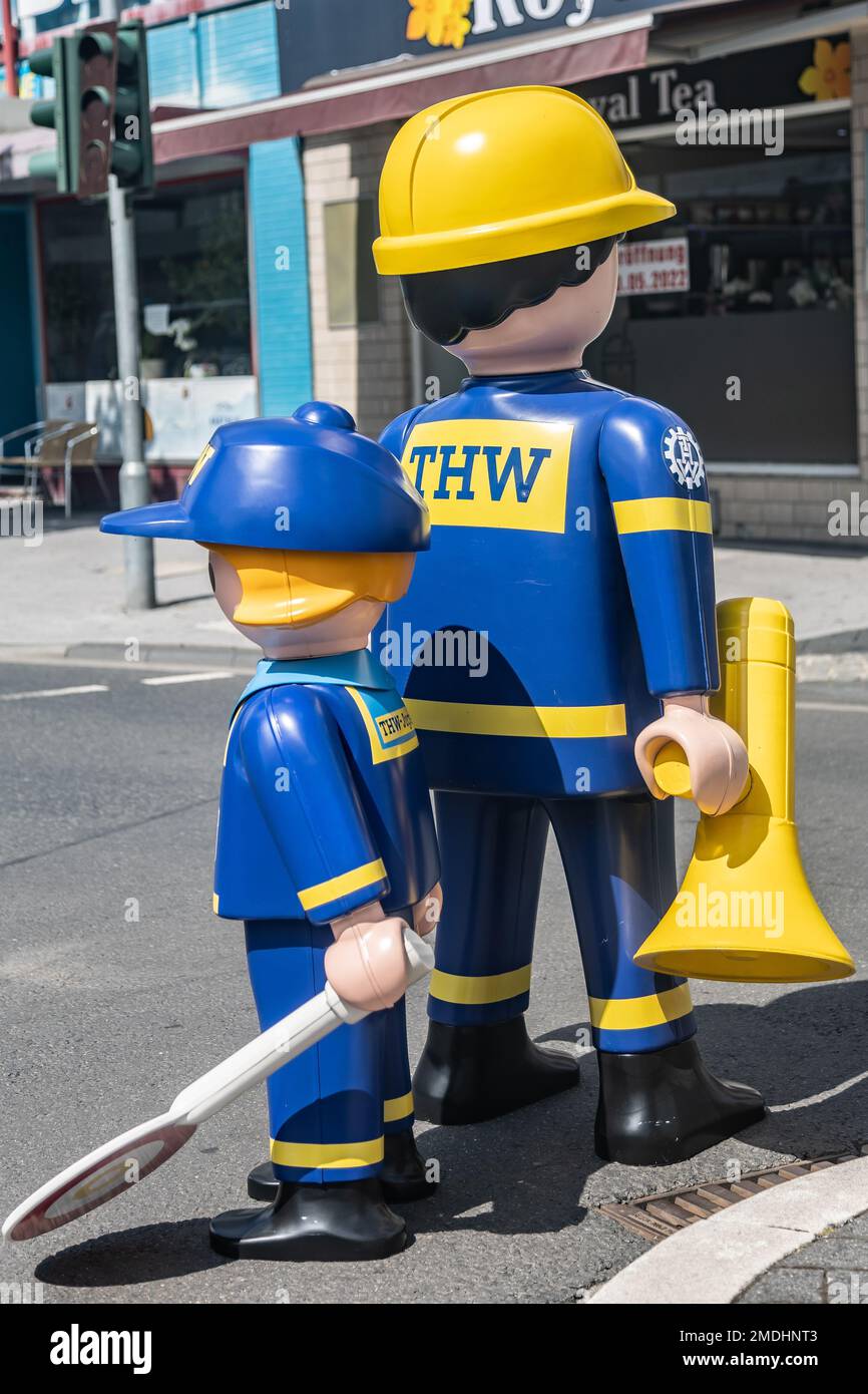 Neuwied, Deutschland - 09. Juli 2022: Zwei Playmobil-Figuren mit Symbolen  des Deutschen Technischen Hilfswerks Stockfotografie - Alamy