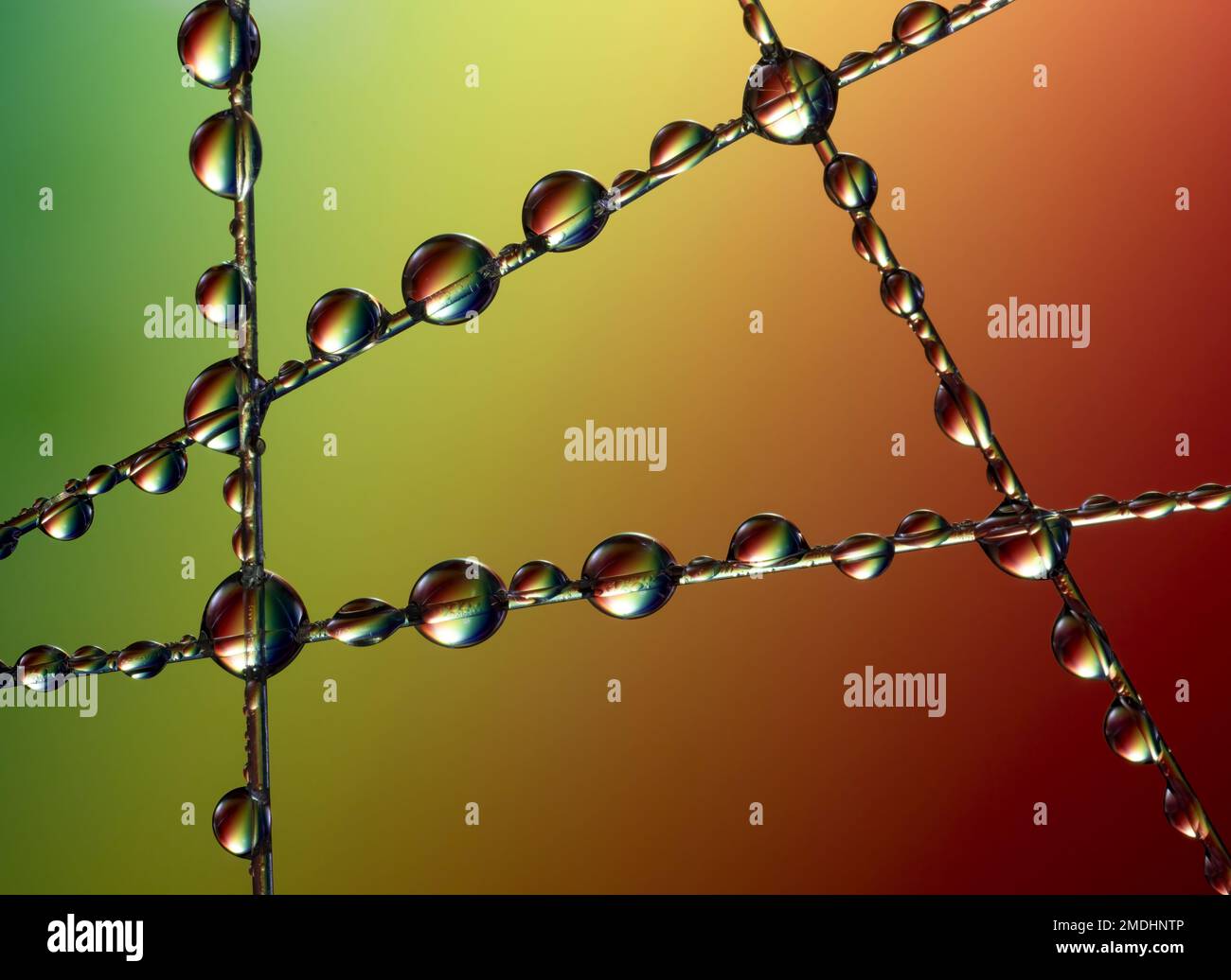 Muster und Farben, die durch Lichtbrechung in Wassertröpfchen entstehen Stockfoto