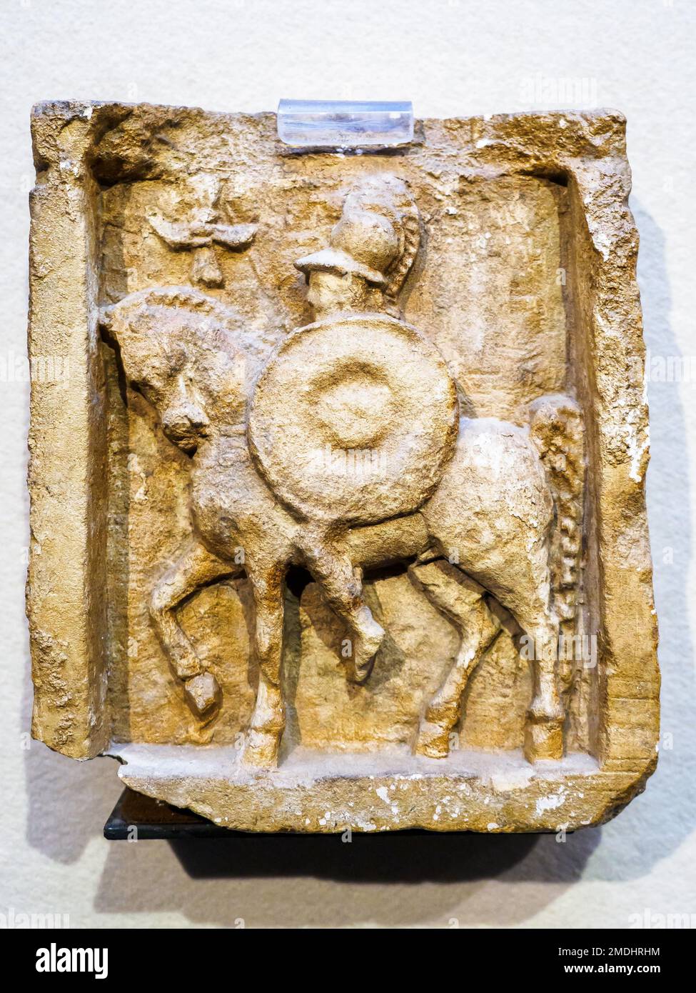 Kalkstein-Votivrelief mit heroisiertem Reiter. 3. Century BC von Achradina - Museo Archeologico Regionale Paolo Orsi - Syrakus, Sizilien, Italien Stockfoto