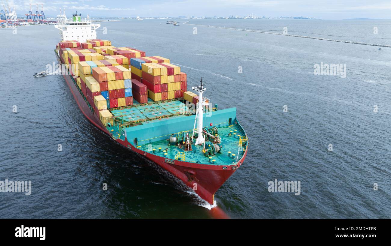 Frachtschiff mit Contrail im Seeschiff, das Container befördert und für die Exportkonzeptionstechnologie eingesetzt wird Güterbeförderung durch intelligente Schiffsdienste Stockfoto