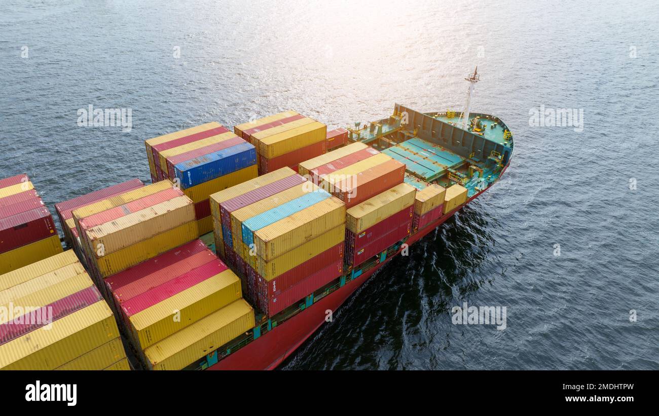 Frachtschiff mit Contrail im Seeschiff, das Container befördert und für die Exportkonzeptionstechnologie eingesetzt wird Güterbeförderung durch intelligente Schiffsdienste Stockfoto