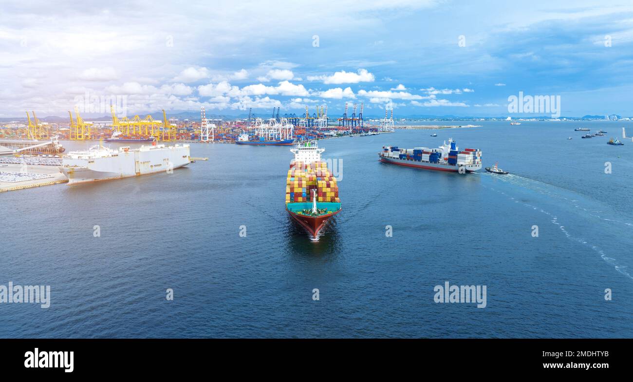 Frachtschiff mit Contrail im Seeschiff, das Container befördert und für die Exportkonzeptionstechnologie eingesetzt wird Güterbeförderung durch intelligente Schiffsdienste Stockfoto