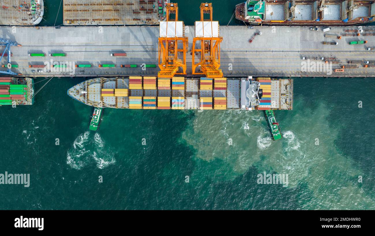 Kranverladung Frachtkasten auf GroßContainerschiff im Frachthafen. Frachtfracht Containerkartentransport und Logistik zum Zollhafen. Stockfoto