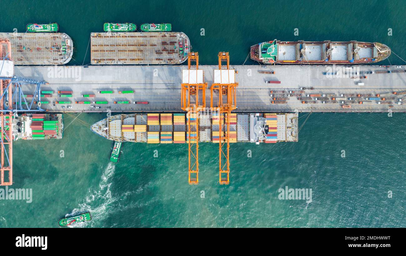 Kranverladung Frachtkasten auf GroßContainerschiff im Frachthafen. Frachtfracht Containerkartentransport und Logistik zum Zollhafen. Stockfoto