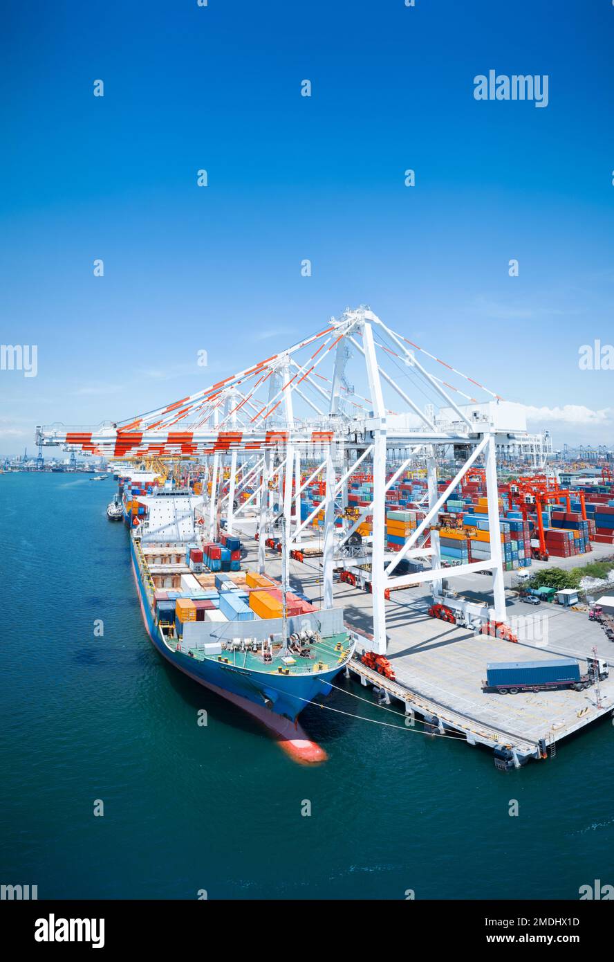 Kranverladung Frachtkasten auf GroßContainerschiff im Frachthafen. Frachtfracht Containerkartentransport und Logistik zum Zollhafen. Stockfoto