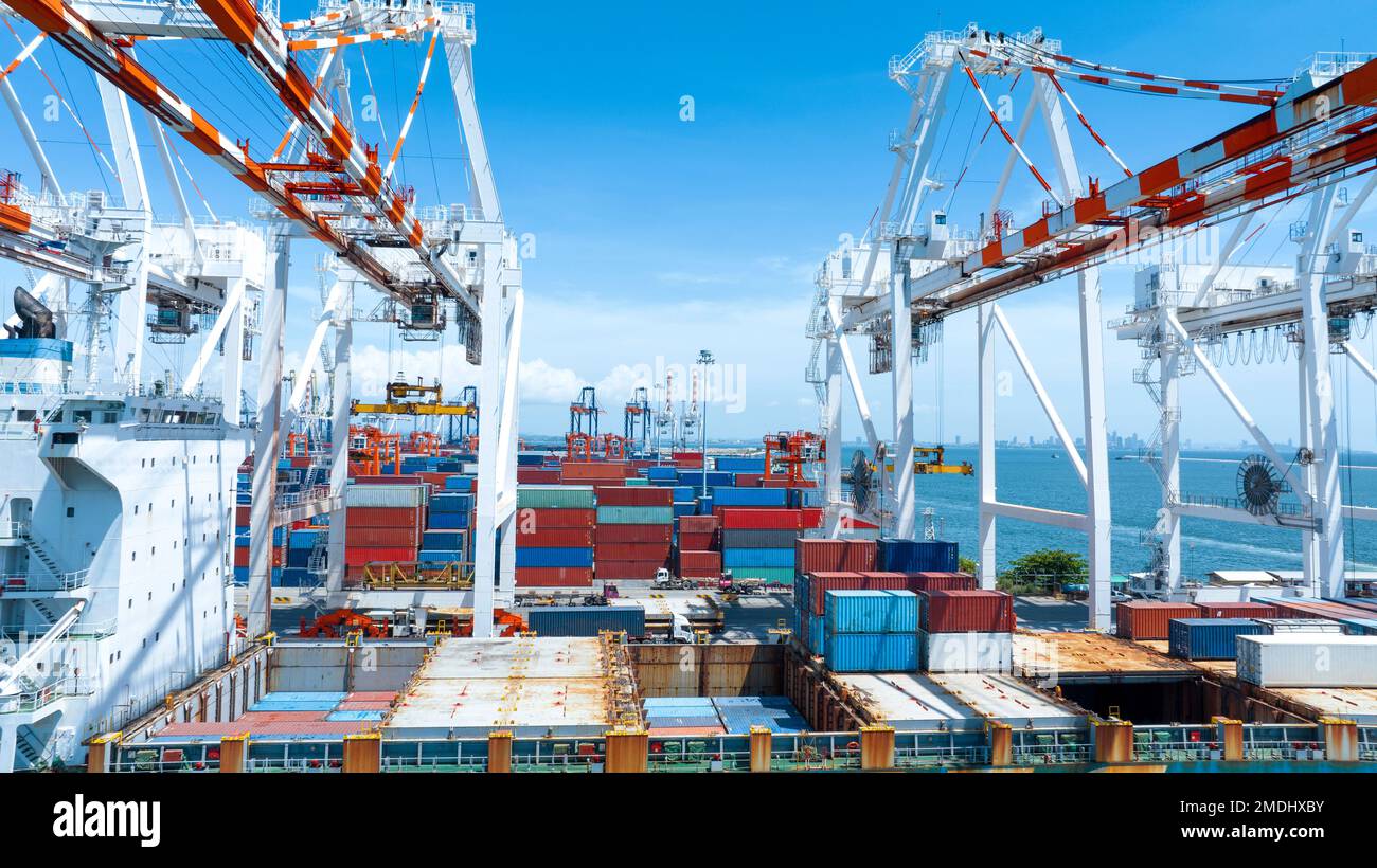 Kranverladung Frachtkasten auf GroßContainerschiff im Frachthafen. Frachtfracht Containerkartentransport und Logistik zum Zollhafen. Stockfoto
