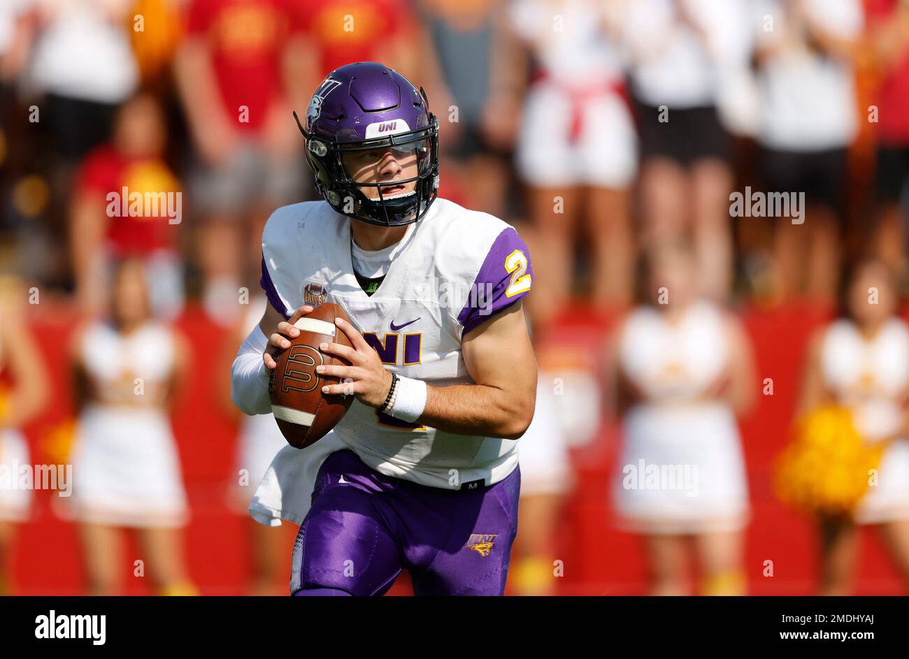 Northern Iowa quarterback Will McElvain (2) drops back to pass during the first half of an NCAA college football game, Saturday, Sept. 4, 2021, in Ames, Iowa. Iowa State won 16-10. (AP Photo/Matthew Putney) Stockfoto