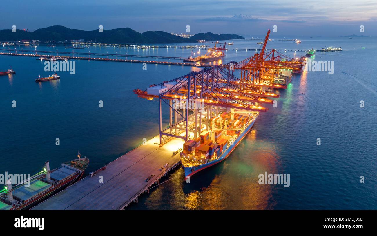 Schiffswerft Cargo Container Seehafen Spedition Logistik und Transport. Benutzerdefinierter Port des internationalen Versanddepots für den Import-Export Stockfoto