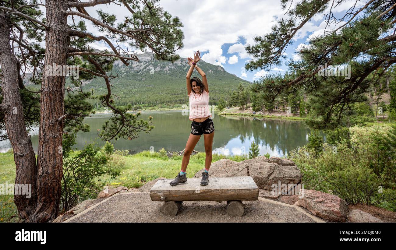 Hübsches junges Model, posiert für die Kamera, der Rocky Mountain National Park am See ist ein amerikanischer Nationalpark im Norden von Colorado, Stockfoto