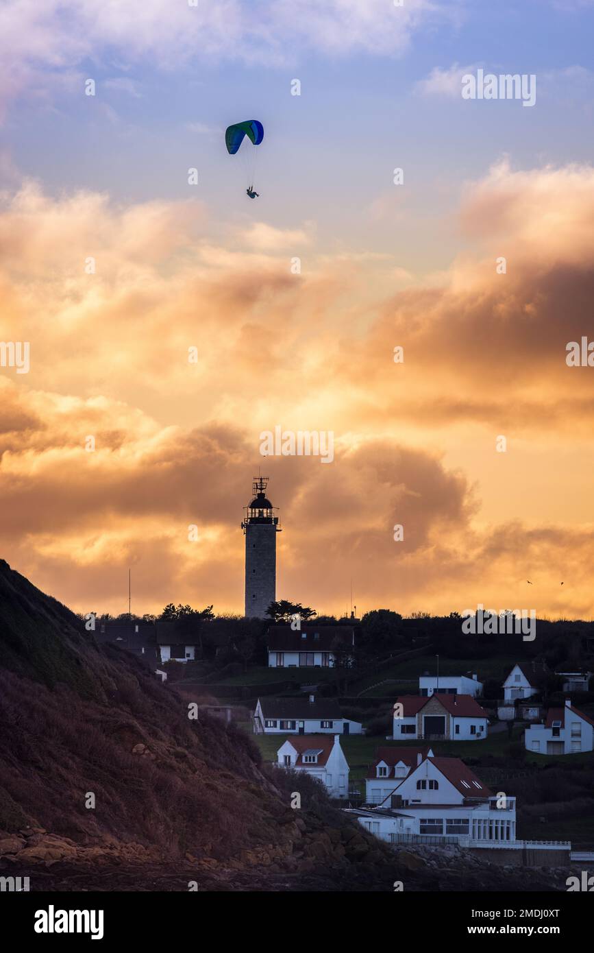 Parapentiste survolant le phare du Cap Gris-Nez, Frankreich, Pas de Calais Stockfoto