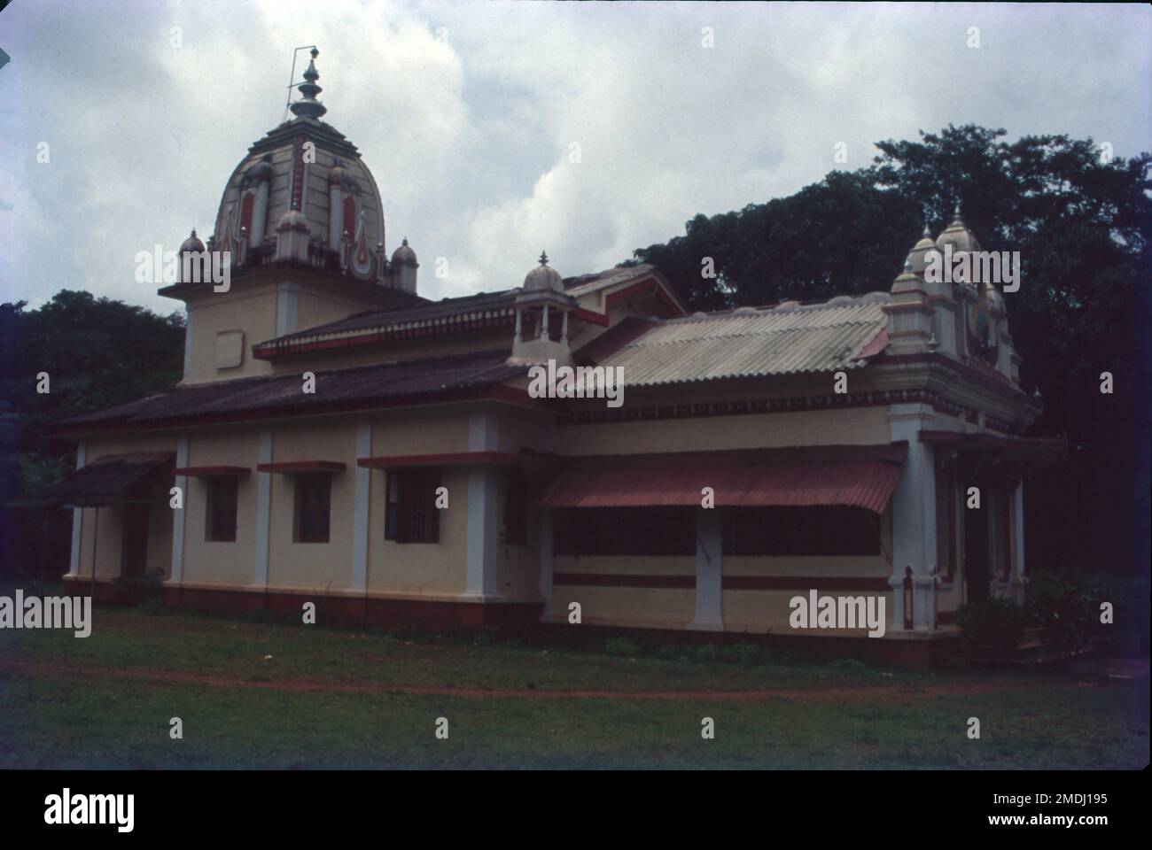 Der Shri Ganesh Tempel, auch bekannt als Shri Gopal Ganapati Tempel, befindet sich inmitten einer wunderschönen natürlichen Umgebung in Farmagudi in Ponda, Goa. Gegründet im Jahr 1950, Stockfoto
