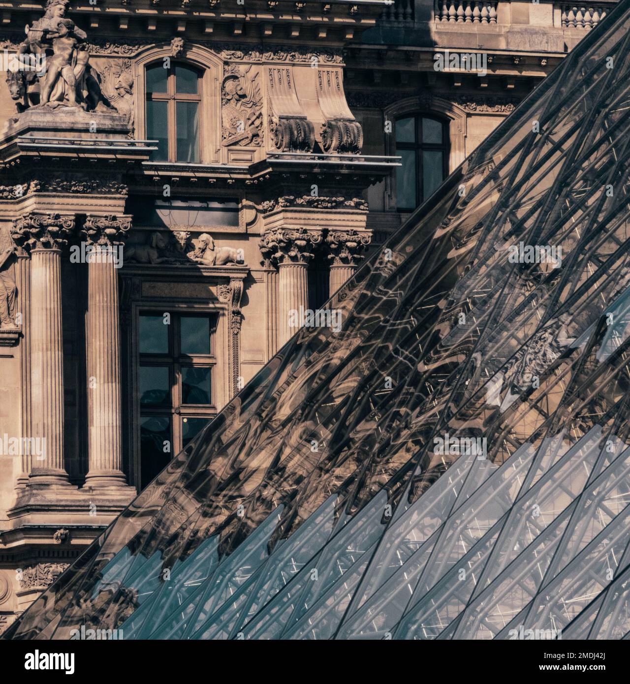 Louvre Museum in Paris, französische Fassaden, Spiegel und Ecken  Stockfotografie - Alamy