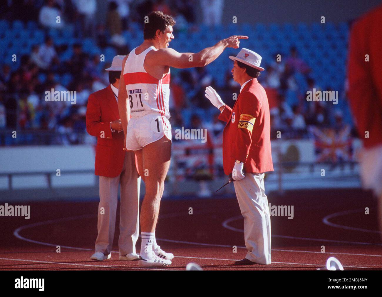 ARCHIVFOTO: Juergen Hingsen wird am 25. Januar 2023 65, Sommerolympiade Seoul 1988 Juergen HINGSEN, Zehnkampf, nach Disqualifikation wegen Fehlstarts 100m - mit den Wettbewerbsrichtern besprochen Stockfoto