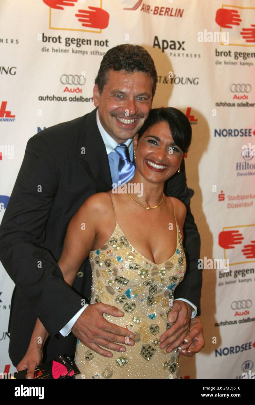 Düsseldorf, Deutschland. 10. September 2005. ARCHIVFOTO: Juergen Hingsen wird am 25. Januar 2023 65 02SN_HINGS1009SP.jpg. Juergen HINGSEN, Deutschland, ehemaliger Zehnkämpfer, athletics, mit seiner Frau Francesca, Halbfigur, Porträt, 10. September 2005. ?SVEN SIMON#Prinzess-Luise-Str.41#45479 M uelheim/R uhr #Tel. 0208/9413250 Fax:0208/9413260 Konto 1428150 C ommerzbank E ssen BLZ 36040039 www.photopool.de. Kredit: dpa/Alamy Live News Stockfoto