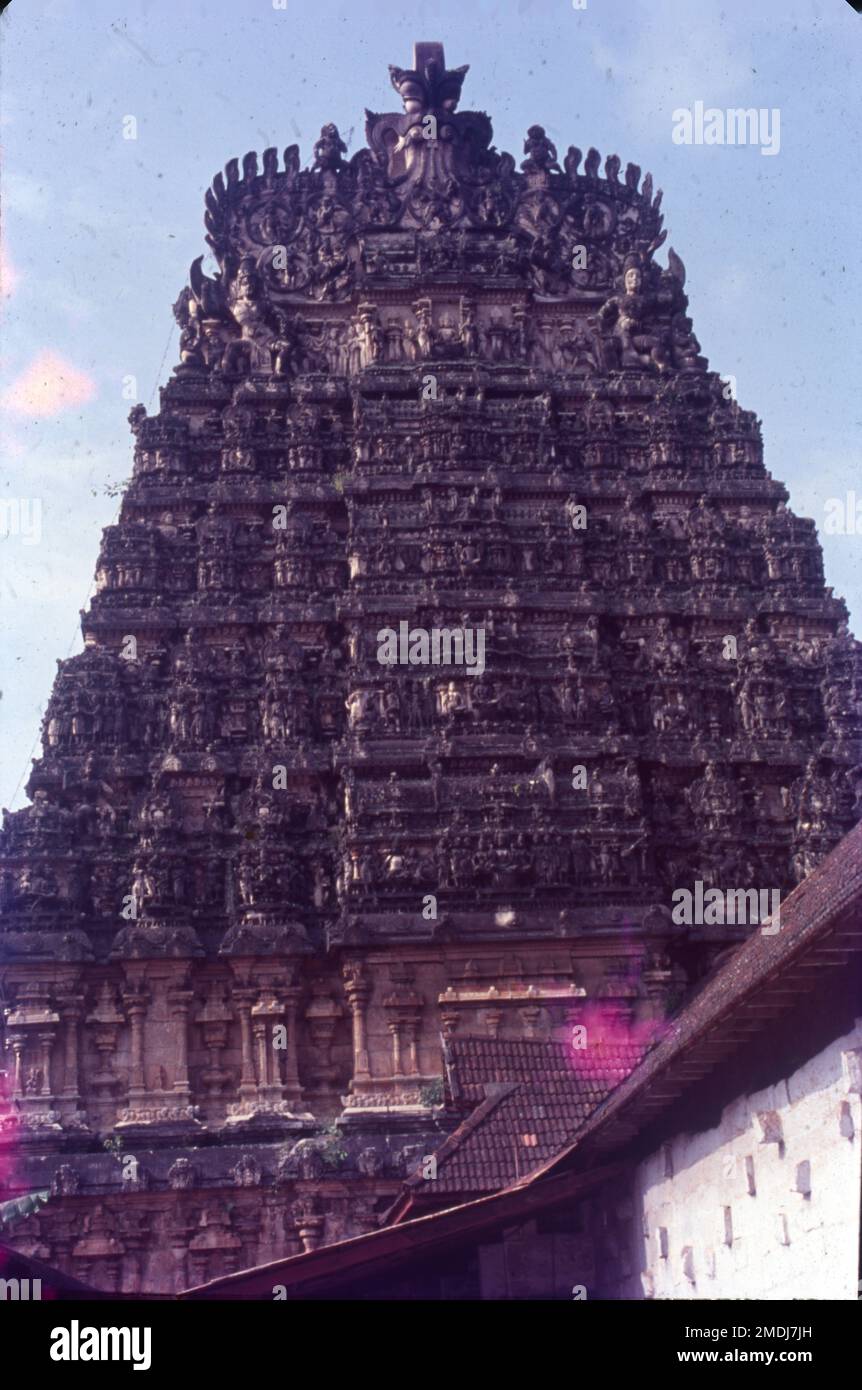 Der Shree Padmanabhaswamy Tempel ist ein hinduistischer Tempel in Thiruvananthapuram, der Hauptstadt des Bundesstaates Kerala, Indien. Der Name der Stadt „Thiruvananthapuram“ in Malayalam und Tamil bedeutet übersetzt „die Stadt von Lord Ananta“. Der Tempel Sree Padmanabhaswamy ist bekannt für seine Schönheit und Pracht. Es ist Lord Vishnu gewidmet und einer der 108 heiligen Vishnu-Tempel oder „Divya Deshams“ in Indien. Der große König von Travancore, Marthanda Varma, hat es renoviert. Dravidianische Architektur, Architektur von Kerala Stockfoto