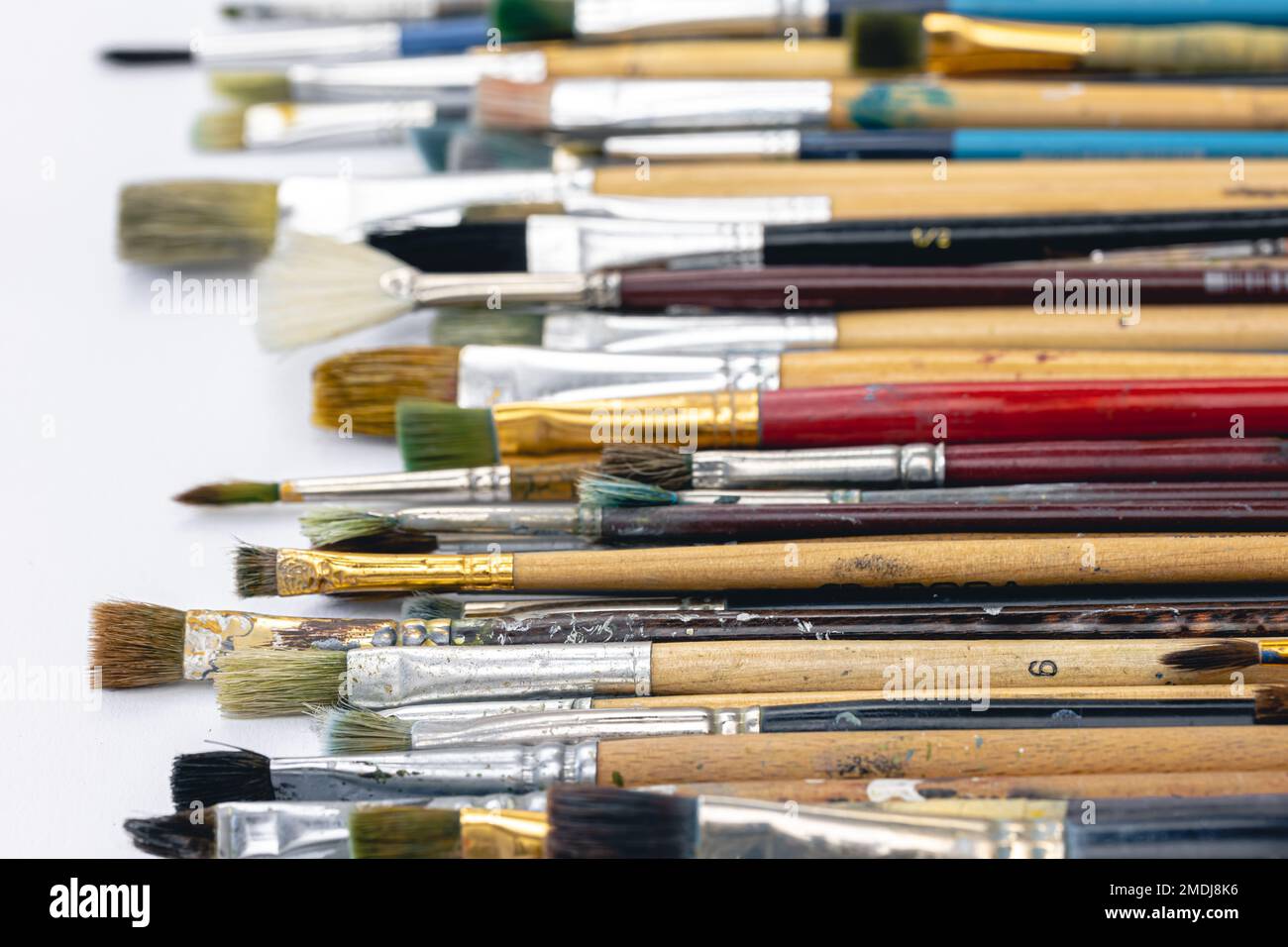 Nahaufnahme, alte Pinsel auf weißem Hintergrund. Stockfoto