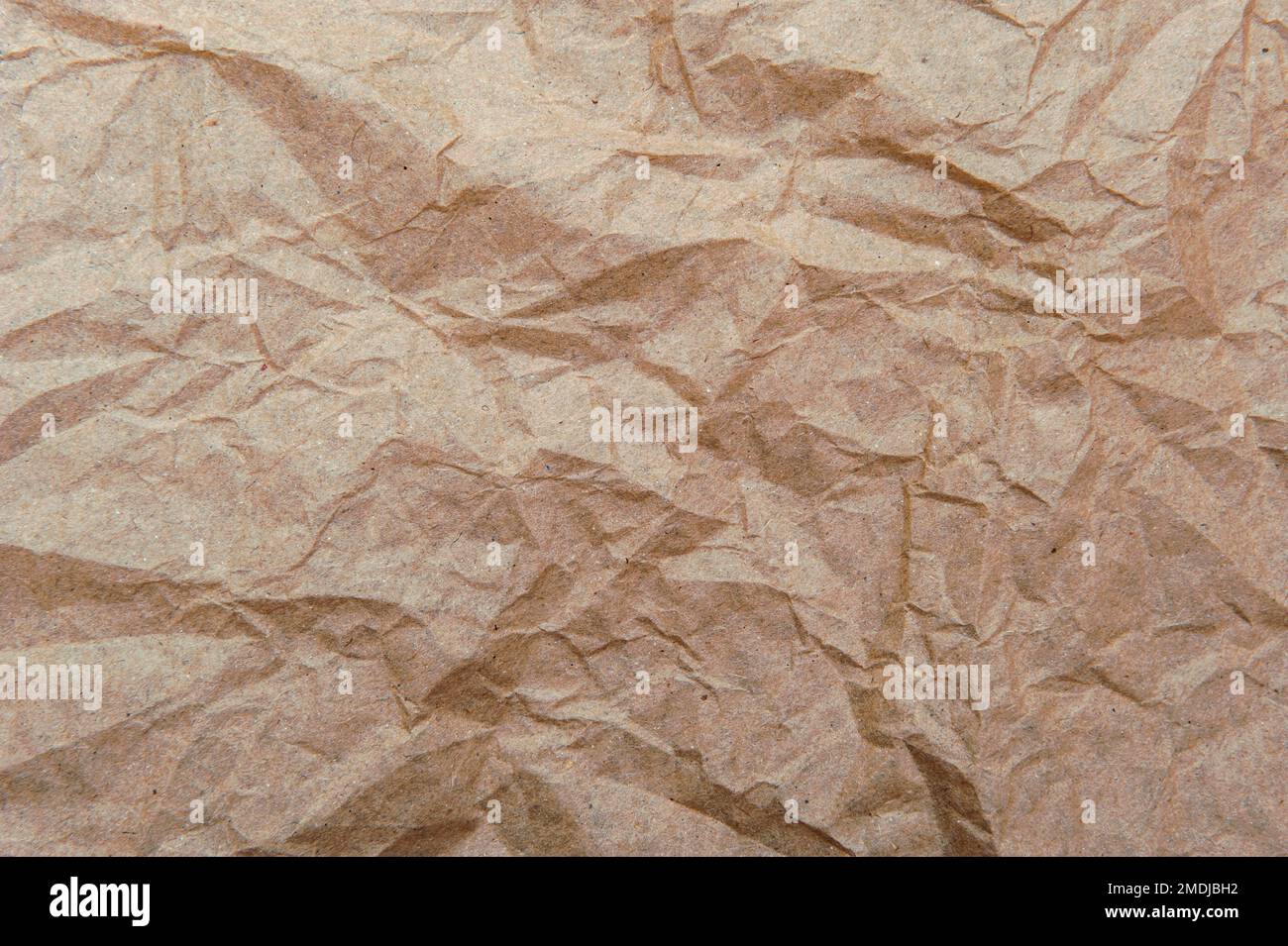 Abstrakter Hintergrund mit braunem, zerknittertem Geschenkpapier Stockfoto