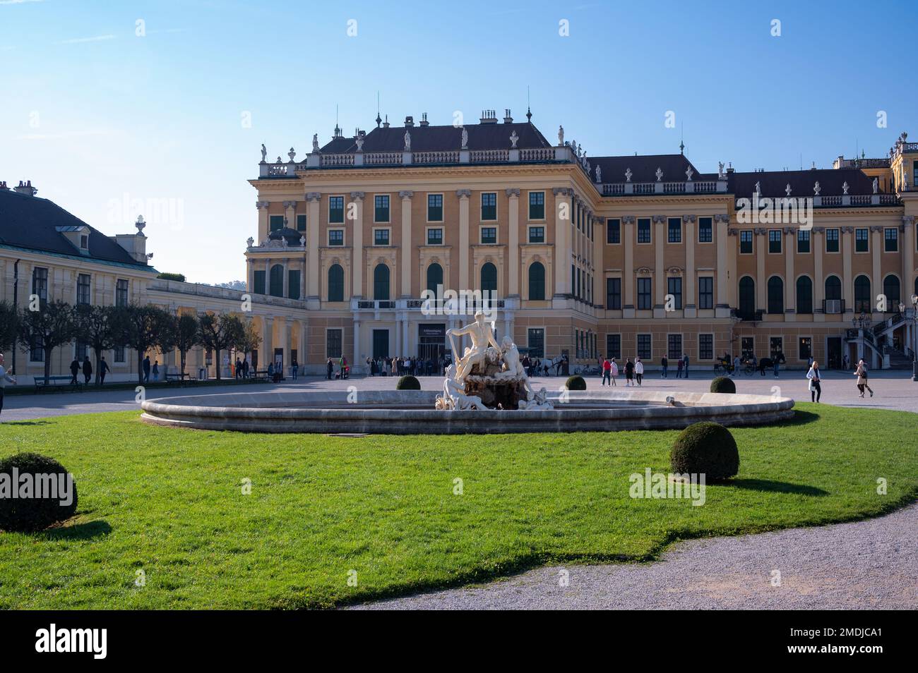 Wien, Österreich. Blick auf einen Brunnen vor dem Schloss Schönbrunn ...