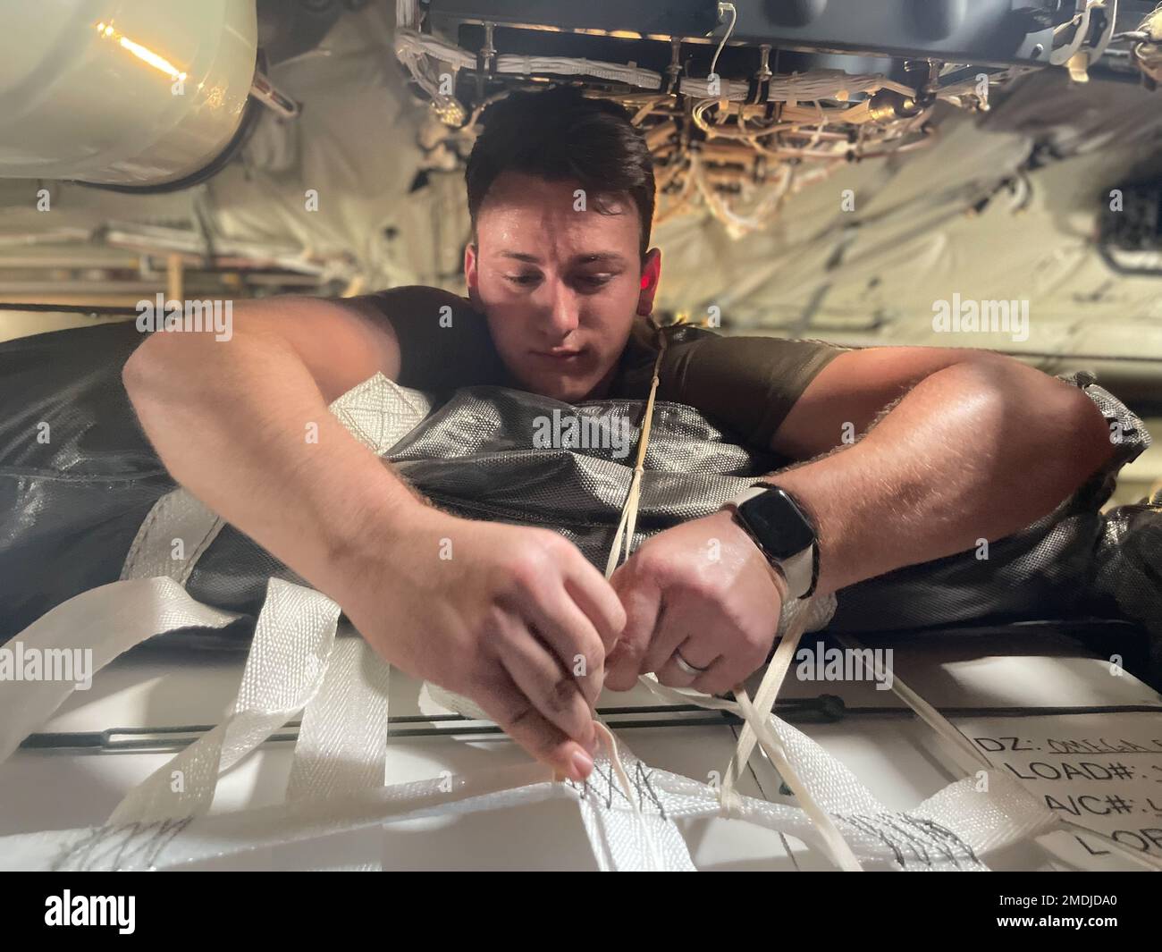 SPC Owens Befestigen des Schwingungsbegrenzungsbinders an der Last, um sie am Ankerseil zu befestigen. Stockfoto