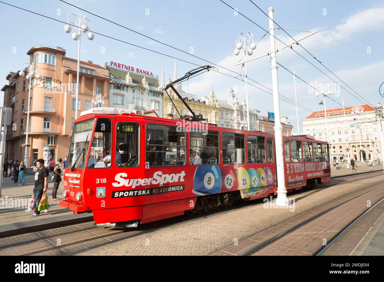 Kroatien, Zagreb, Straßenbahn auf dem Hauptplatz - Trg Bana Jelacica. Stockfoto