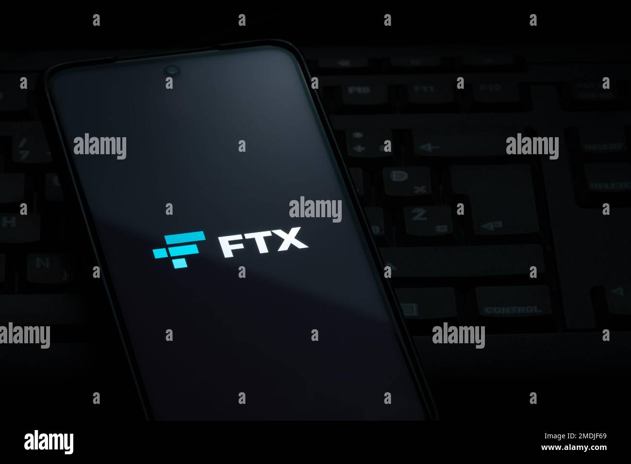 Ljubljana, Slowenien - 21. Januar 2023: Logo des FTX-Cryptocurrency Exchange auf dem Smartphone-Bildschirm auf der Computertastatur Stockfoto