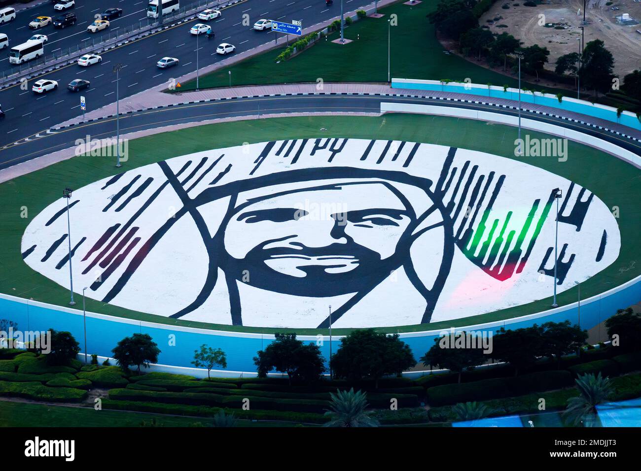 Dubai, Vereinigte Arabische Emirate. 25. November 2022: Blick aus dem Rahmen von Dubai auf ein Porträt von Scheich Zayed am Boden. Legendärer Herrscher der Vereinigten Arabischen Emirate Stockfoto