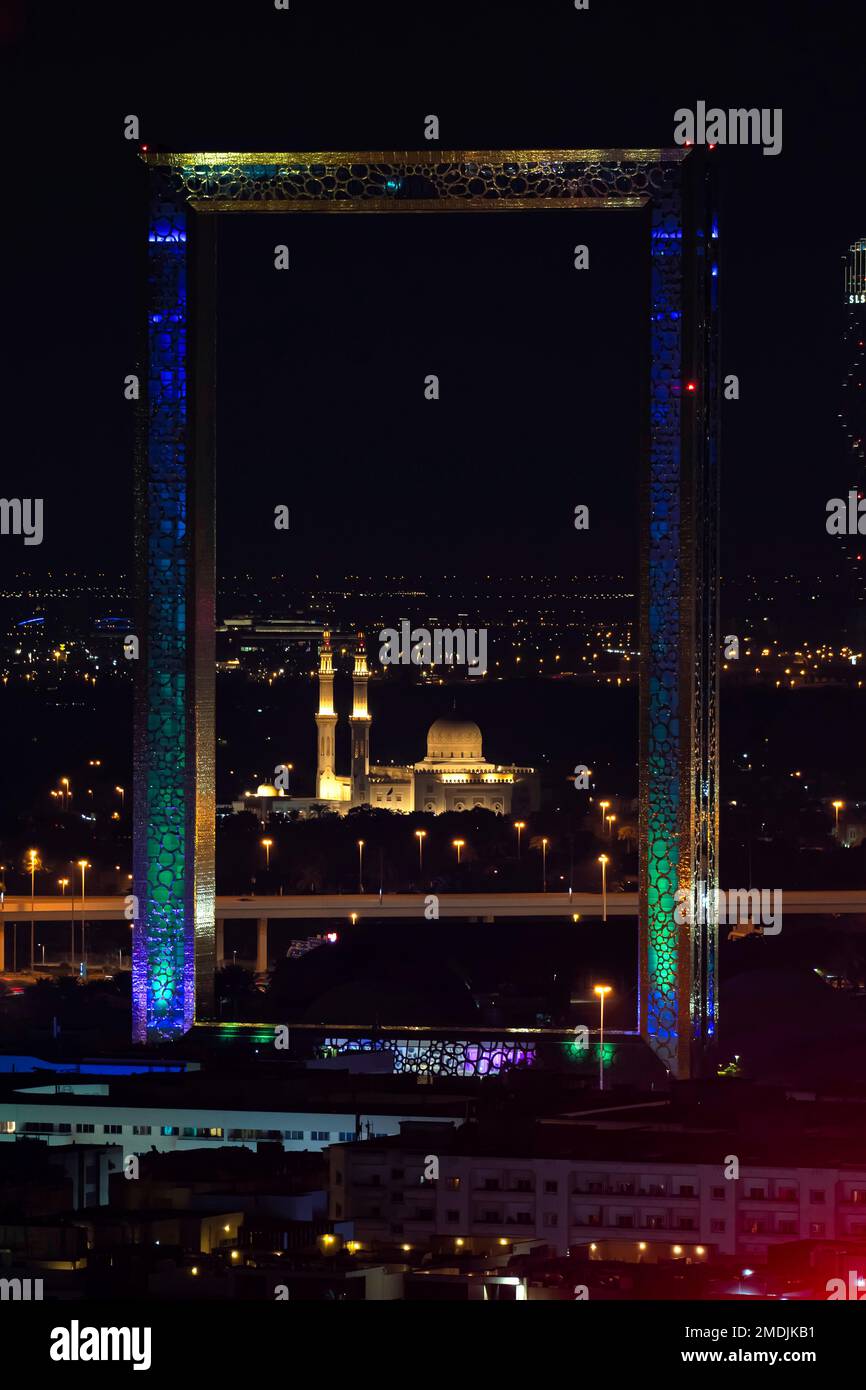 Dubai, Vereinigte Arabische Emirate. 26. November 2022: Atemberaubender Panoramablick auf den weltweit größten Goldrahmen Made in Dubai, VAE Dubai Rahmen mit Dubai Skyline bei Nacht Stockfoto