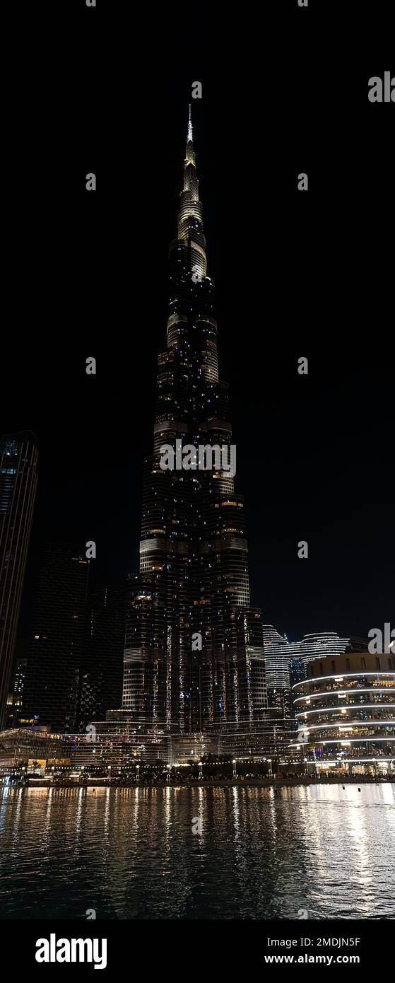 Dubai, VAE, Vereinigte Arabische Emirate. 29. November 2022. Abendlicher Blick auf den beleuchteten Wolkenkratzer Burj Khalifa in Dubai, Vereinigte Arabische Emirate. Burj Kh Stockfoto