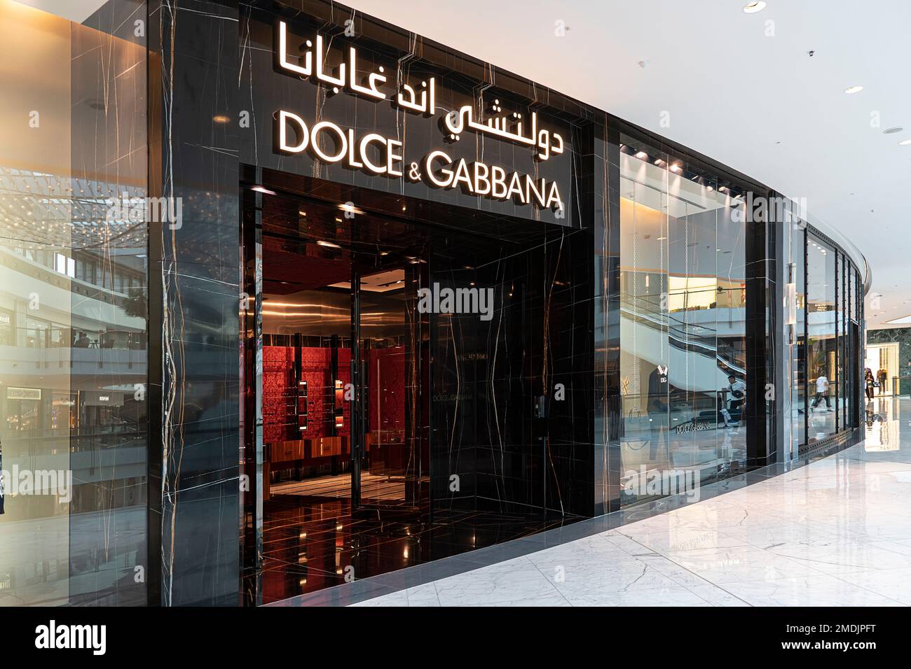 Dubai, VAE, Vereinigte Arabische Emirate. 28. November 2022: Schild Dolce Gabbana, ein Geschäft in einem Einkaufszentrum. Stockfoto