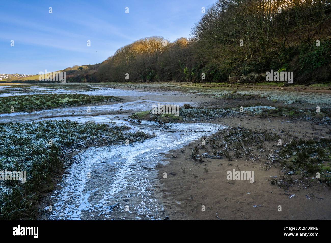 Winterliche Bedingungen am Gannel River bei Ebbe in Newquay in Cornwall im Vereinigten Königreich. Stockfoto